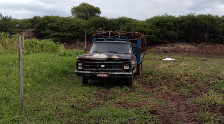 Homem morre atropelado por caminhão com lenha após cair dele na Paraíba 1 homem morre atropelado por caminhao com lenha apos cair dele na paraiba