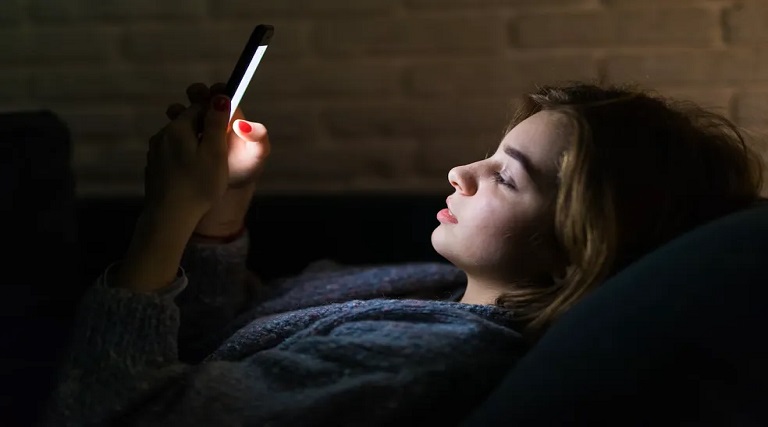 luz azul da tela de celular nao envelhece a pele e nao exige filtro solar mas pode afetar a visao entenda