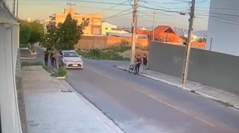 video estudante e atropelada por carro enquanto voltava da escola com amigos