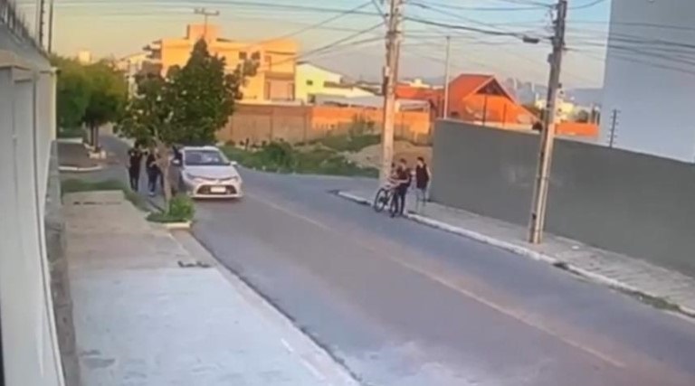 Vídeo: Estudante é atropelada por carro enquanto voltava da escola com amigos 1 video estudante e atropelada por carro enquanto voltava da escola com amigos