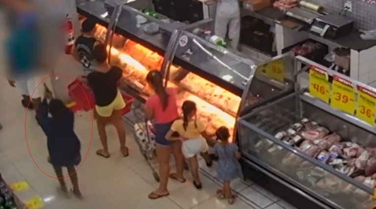 video seguranca e executado a tiros na frente de criancas em supermercado