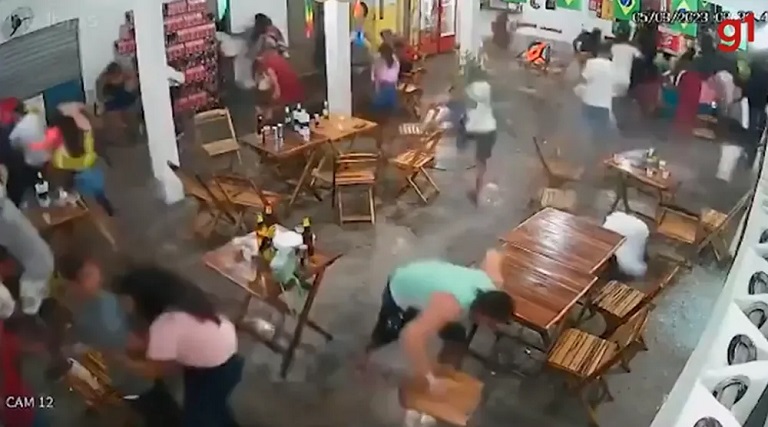 video veja momento em que pistoleiros chegam e metralham varias pessoas em bar lotado