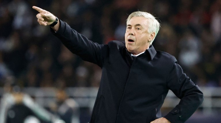 Ancelotti garante que vai seguir no Real Madrid: 'Tenho a certeza que vamos respeitar o contrato' 1 102019893 real madrids italian coach carlo ancelotti speaks to his players during the fifa club