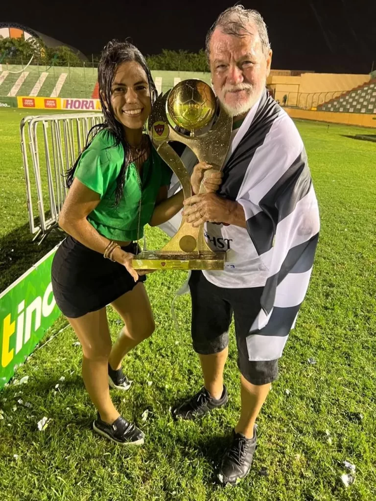 Pai e filha trezeanos vestem camisa e faixa do Sousa para acompanhar jogo do título do clube do coração 5 3