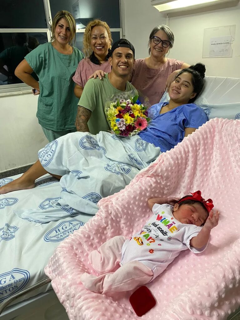 Homem veste roupinha em filha recém-nascida com pedido: 'mamãe, você aceita casar com o papai?' 2 enfermeiras apoio