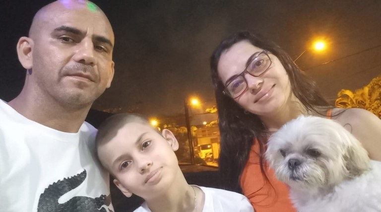 mulher larga o trabalho para cuidar do filho com cancer marido e internado e familia vive de rifas tenho que ter forca