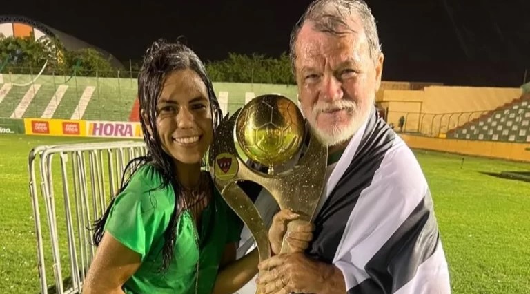 Pai e filha trezeanos vestem camisa e faixa do Sousa para acompanhar jogo do título do clube do coração 1 pai e filha trezeanos vestem camisa e faixa do sousa para acompanhar jogo do titulo do clube do coracao