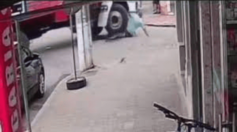 video por um triz ciclista escapa de ser atingido por roda de caminhao