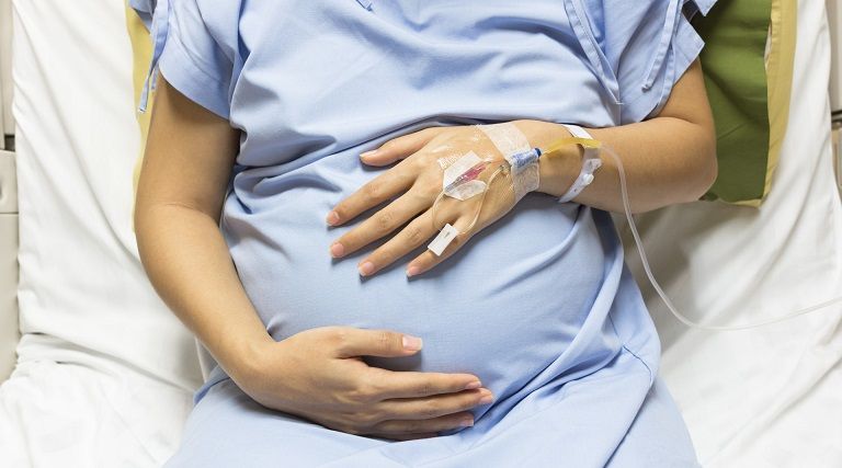 gravida morre apos cair de maca em maternidade bebe nao sobrevive