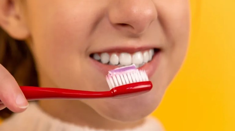 por que voce nao deve deixar a escova de dentes no banheiro sem protetor explica dentista