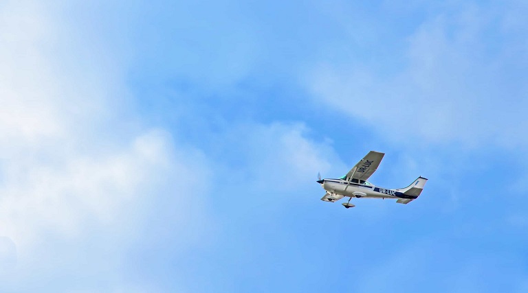 video aviao quase atropela homem em pista de pouso da agrishow