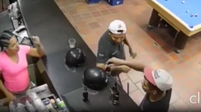 video homem joga granada dentro de bar e mata duas pessoas