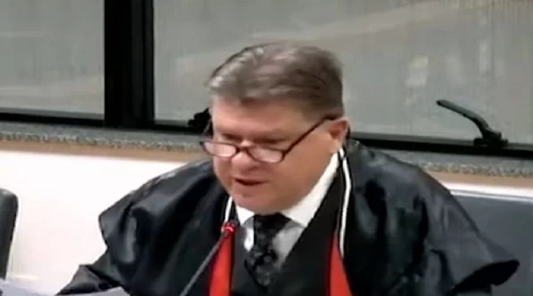 video juiz vota por soltar reu pois vitima era de ma qualidade
