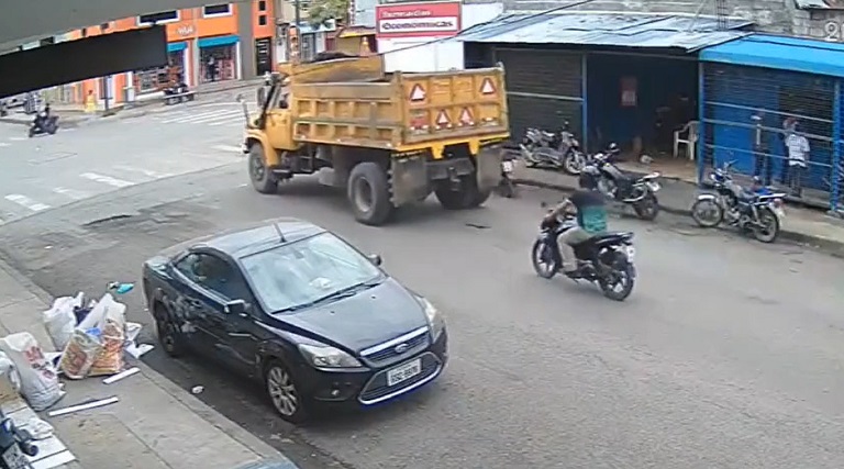 video motorista ignora sinal vermelho invade contramao e mata mecanico que trabalhava na calcada