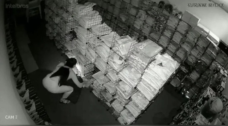 Vídeo: Mulher é filmada furtando R$ 100 mil em produtos da loja do Flamengo em shopping 1 video mulher e filmada furtando r 100 mil em produtos da loja do flamengo em shopping