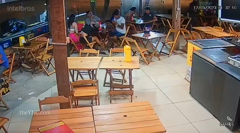 video veja momento em que pistoleiro invade restaurante e mata dois