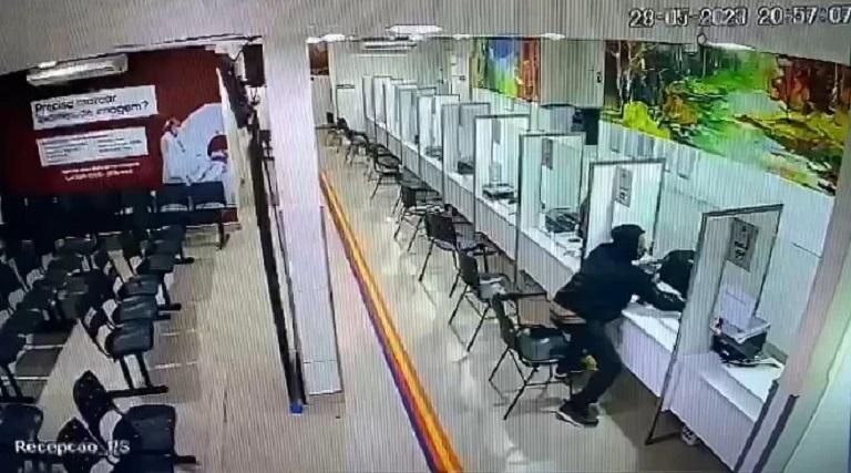 Vídeo:homem invade hospital e atira na ex 1 videohomem invade hospital e atira na