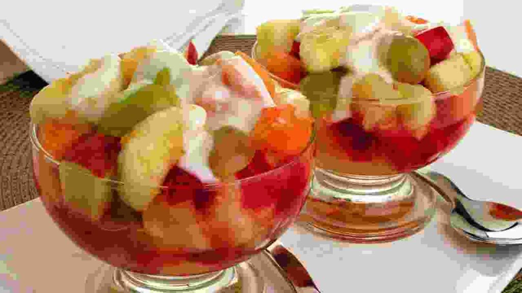 Salada de frutas com iogurte compressed