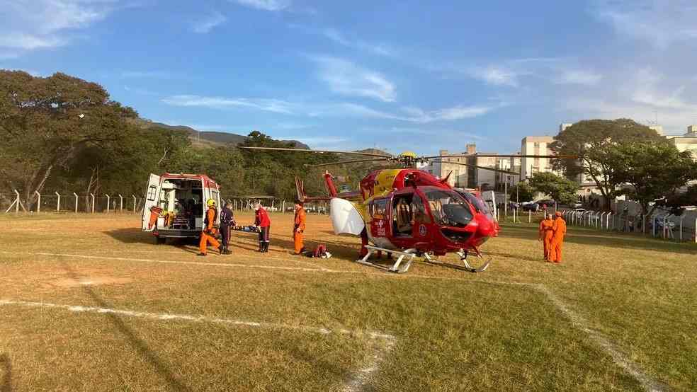 Carro com 10 pessoas bate em caminhonete e deixa 8 crianças feridas; 4 em estado grave