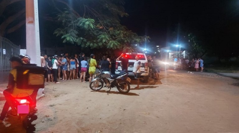 Jovem de 19 anos é morto a tiros e adolescente de 15 anos é atingido com disparo 1 jovem de 19 anos e morto a tiros e adolescente de 15 anos e atingido com disparo