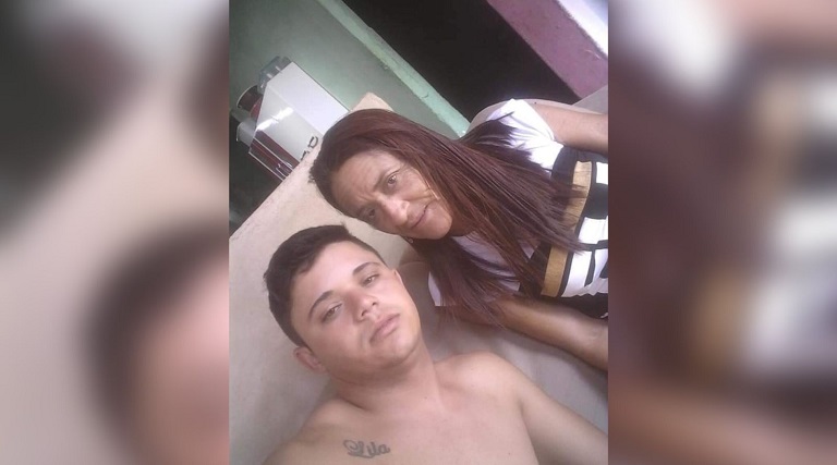 Mãe e filho são mortos a tiros após discussão em família 1 Mãe e filho são mortos a tiros após discussão em família