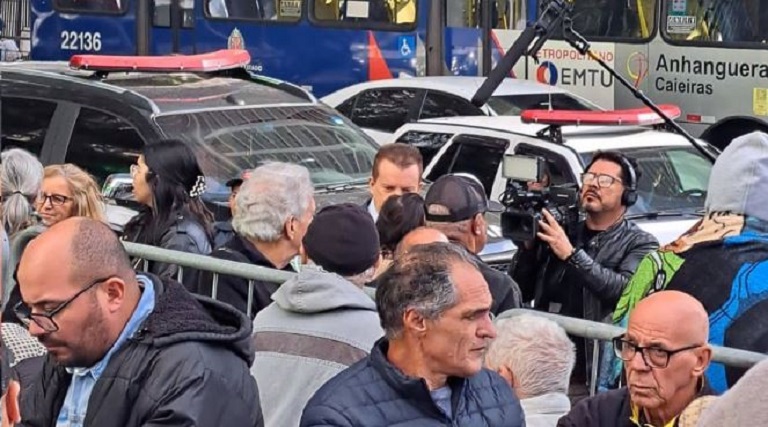 policia e russomano retiram cambistas de fila de show de taylor swift em sao paulo