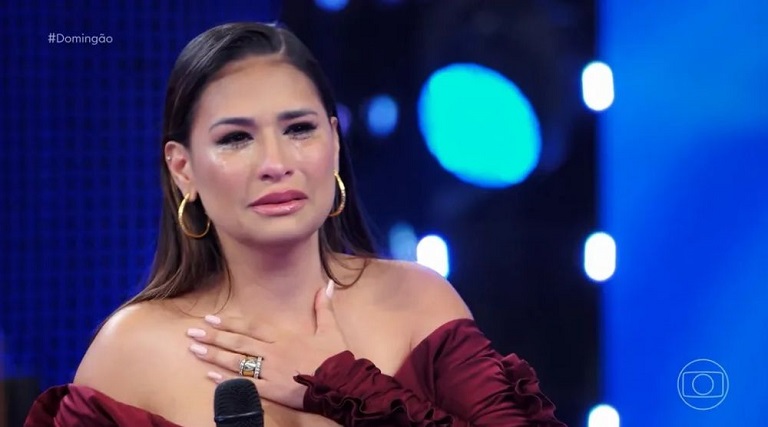 simone-mendes-chora-ao-receber-disco-de-diamante-duplo-no-domingao-com-huck-