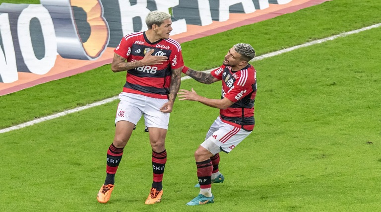 bruno henrique decide flamengo vence o athletico e sai na frente nas quartas da copa do brasil