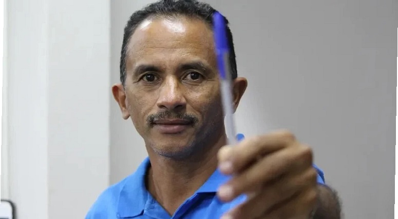 Dono do hit Caneta Azul acusa empresários de roubo e humilhação