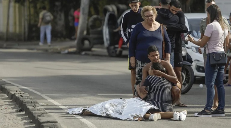 mae de jogador morto apos acidente de transito passa quatro horas velando o corpo no asfalto me deixem aqui