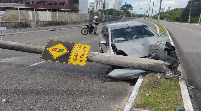 motorista perde controle de veiculo e bate em poste em joao pessoa