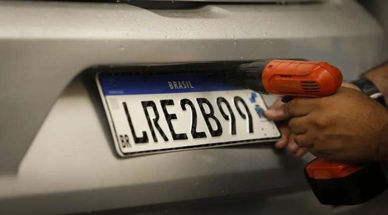 placas de carro podem voltar a exibir estado e municipio no brasil