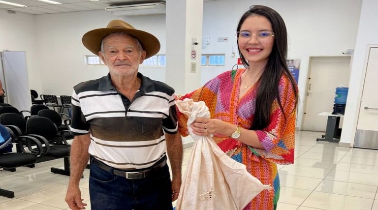 Um produtor rural de 93 anos demonstra gratidão viva: dá uma galinha de presente a gerente do banco
