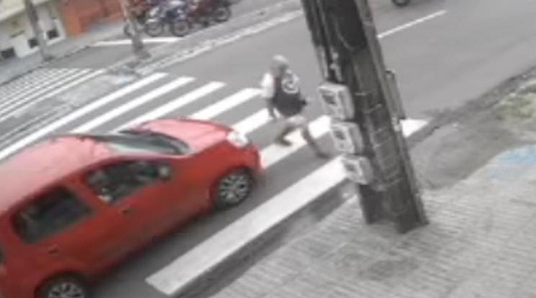 VÍDEO: idoso morre após ser atropelado 1 video idoso morre apos ser atropelado