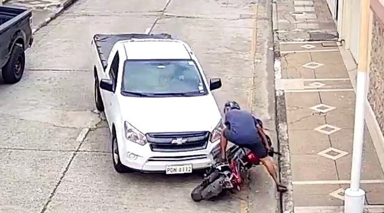 Vídeo: Motorista flagra roubo e derruba moto de ladrão três vezes seguidas
