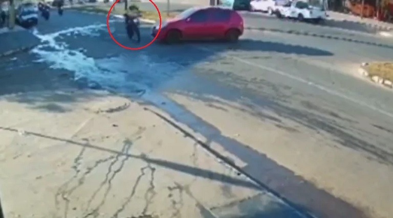 Vídeo: Mulher é arremessada após ser atingida por carro