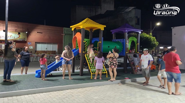 video prefeitura municipal de uirauna realizou instalacao de playgrouds na praca padre franca