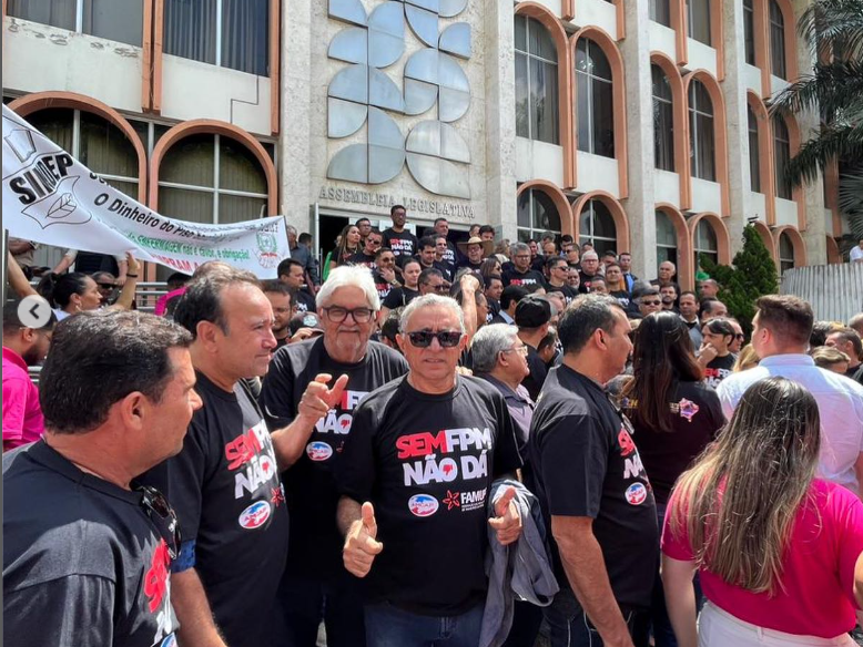 Praça dos Três Poderes está tomada por prefeitos e prefeitas da Paraíba em protesto contra a queda do FPM 3 Captura de tela 2023 08 30 142831