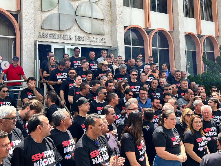 Praça dos Três Poderes está tomada por prefeitos e prefeitas da Paraíba em protesto contra a queda do FPM 4 Captura de tela 2023 08 30 142954