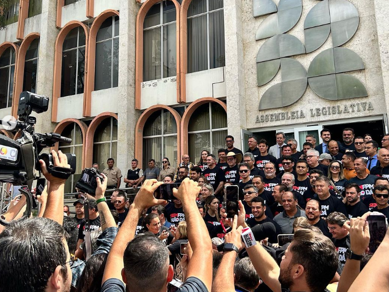 Praça dos Três Poderes está tomada por prefeitos e prefeitas da Paraíba em protesto contra a queda do FPM 5 Captura de tela 2023 08 30 143026