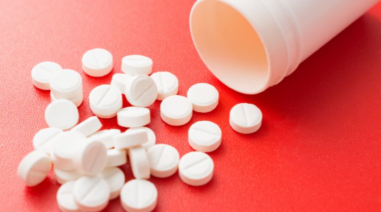 Aspirina não deve ser usada diariamente para prevenção de AVC em idosos, entenda
