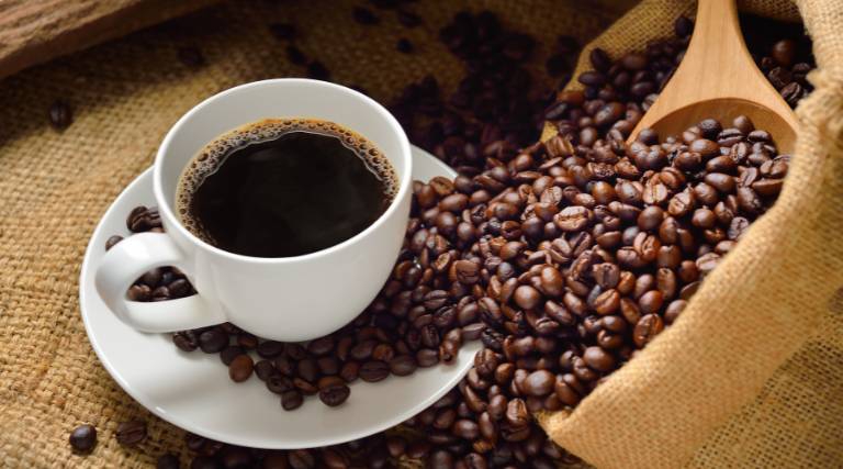 beber cafe ao acordar pode fazer mal a saude