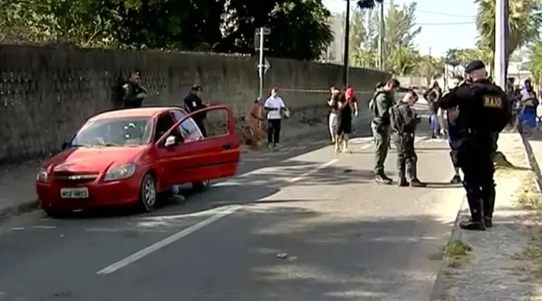 pai e filho a caminho de escola sao mortos a tiros dentro de carro