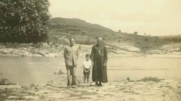 silvio aos 7 anos e o padre bulhoes de batina em santana do ipanema