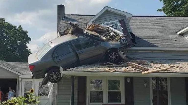 uma pessoa ficou ferida depois que um carro voou e acertou o segundo andar de uma casa em decatur na pensilvania