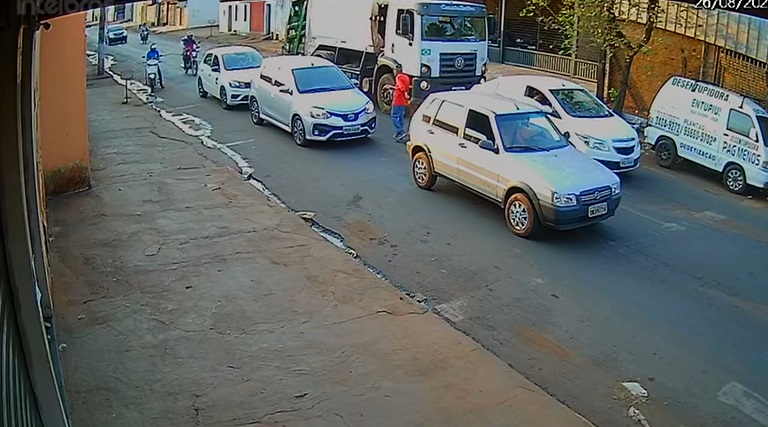 video-idoso-que-pedia-trocados-e-atropelado-e-morto-por-caminhao-de-lixo