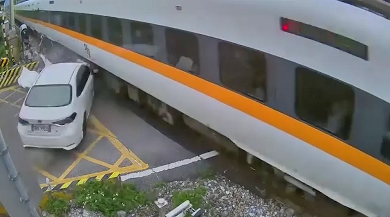 video motorista alcoolizado bate em trem em alta velocidade carro fica destruido mas homem sai ileso