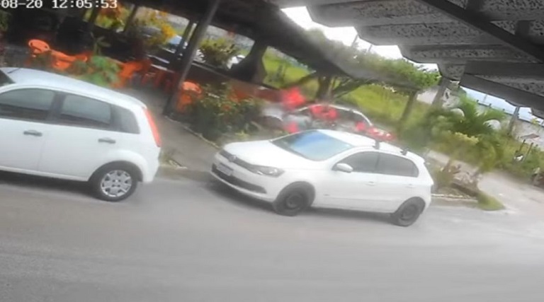 video motorista perde controle do carro e invade bar em santa rita veja momento do acidente