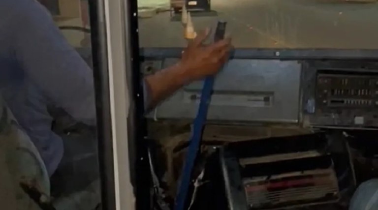video motorista usa cabo de vassoura para acelerar onibus escolar no interior do rn