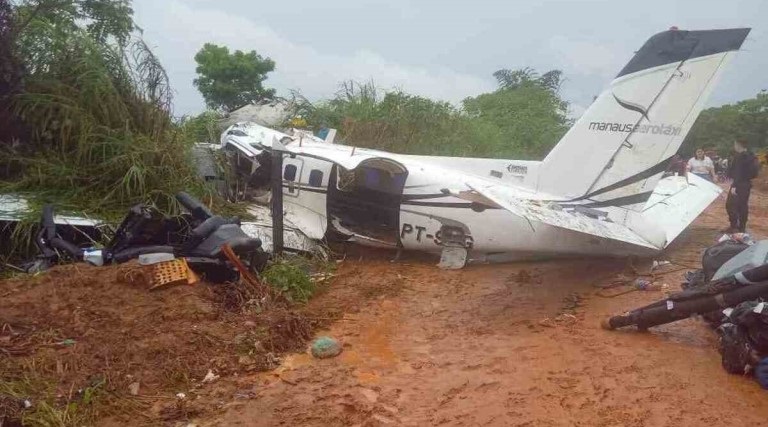 aviao com turistas cai no amazonas e deixa 14 mortos